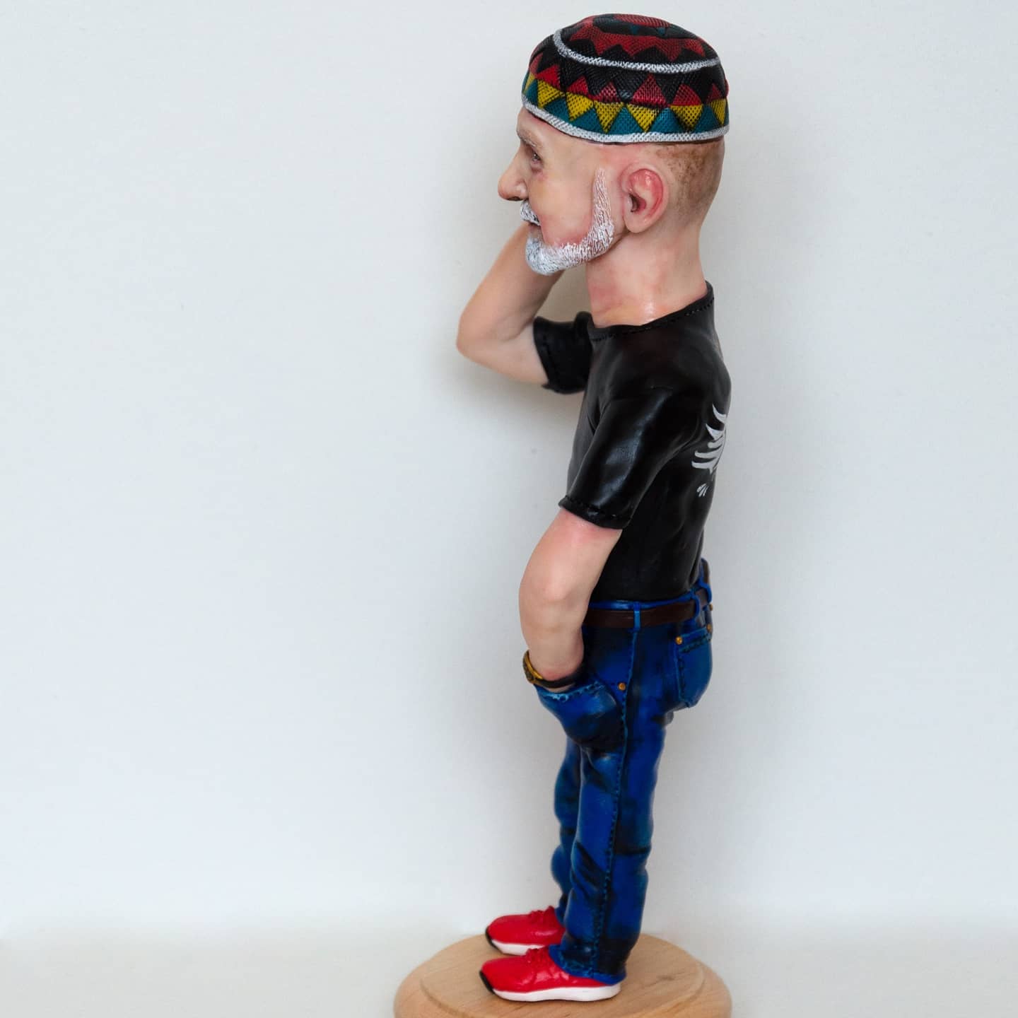 Cartoon portrait figurine according to photo